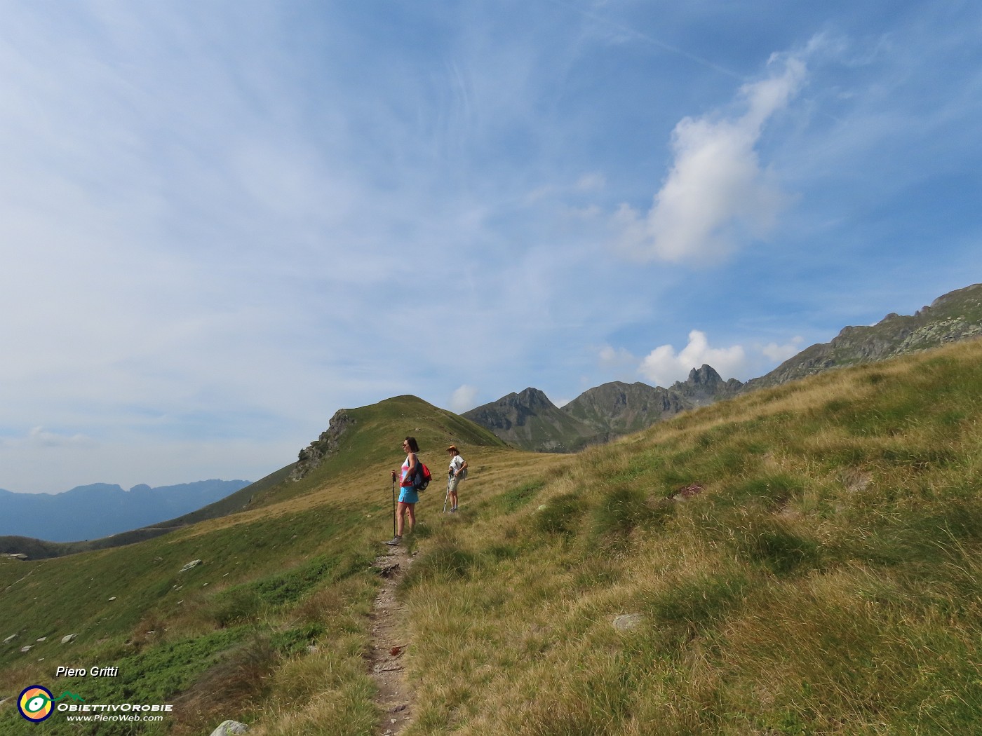 48 Raggiungiamo il pianoro ondulato tra le cime del Mincucco.JPG